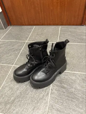 블랙 통굽 하이컷 부츠