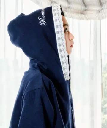 [ 미개봉 새상품 ] 레이스 포함 컴팩트 지퍼 후디 네이비 smyeon
