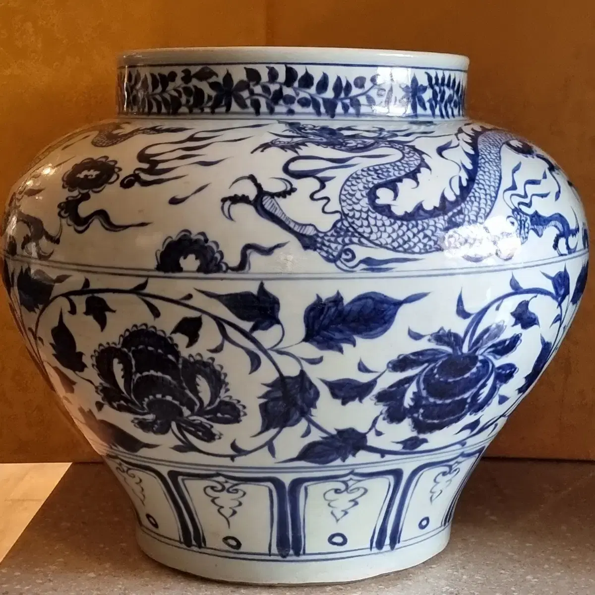 Blue and white magnolia pattern vase, height 31 cm, diameter 36 cm, Chinese ceramic antique old collectible