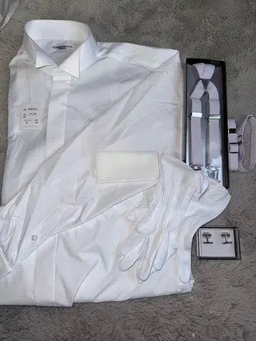 턱시도용 화이트 셔츠와 부속품