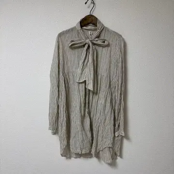 주름 가공 스트라이프 리본 포함 긴팔 셔츠 베이지 샘플