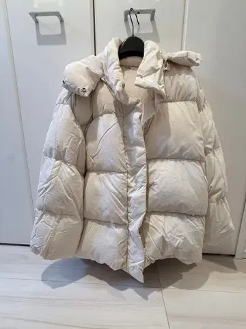 아이보리 후드 부착 다운 자켓