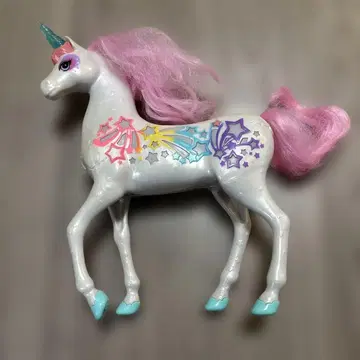 바비 유니콘 인형 컬러풀한 털과 별 무늬
