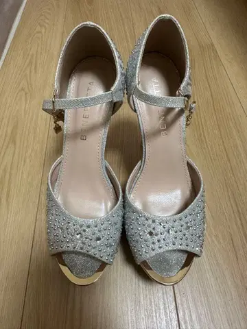 BENEDETTA 힐 캬바쿠라