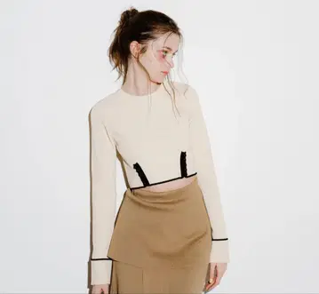 PINUE 허리 슬릿 니트탑