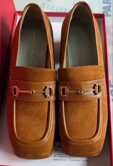 2025 가을/겨울 신상 스퀘어토 비트 힐 로퍼