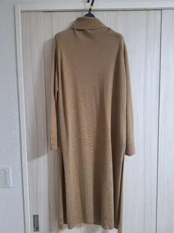 베이지 터틀넥 니트 원피스