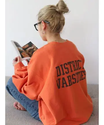 ungrid 오렌지 맨투맨 DISTRICT VARSITIES 로고