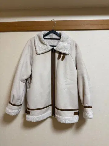 크림색 인조 모피 무스탕 코트