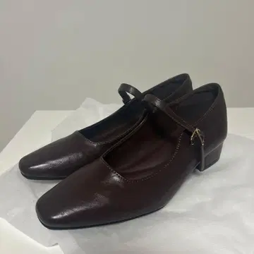 다크 브라운 가죽 스트랩 펌프스