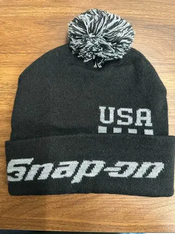 스냅온 폼폼 포함 니트 모자 블랙