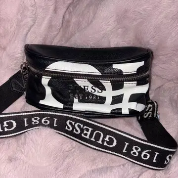 GUESS 숄더백 블랙 화이트