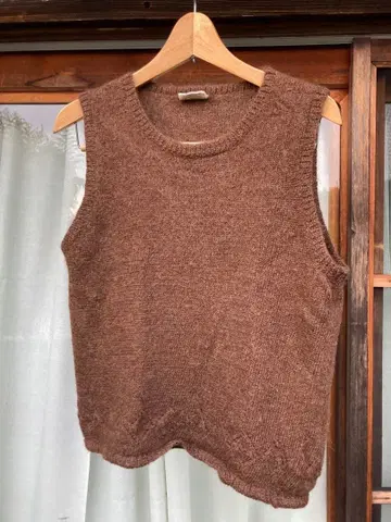 오가닉 알파카 울 브라운 슬리브리스 니트 베스트