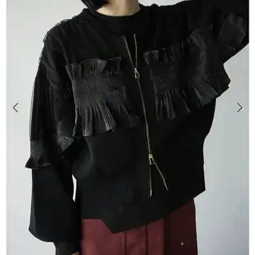 [ 새상품 ] Eimee Law 에이미 로우 셔링 프릴 니트 블루종 블랙
