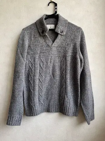 23구 그레이 버튼 달린 V넥 스웨터