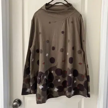 새상품급 지우 센소유니코 카키 도트 하이넥 변형 비대칭 티셔츠 40