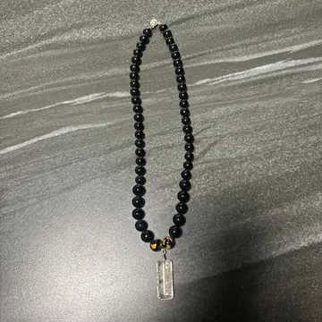 블랙 컬러 비즈와 크리스탈 펜던트의 목걸이