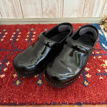 단스코 사보 샌들 크로그 페이턴트 에나멜 블랙 여성용 37