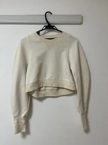 크림 크롭 맨투맨 V넥