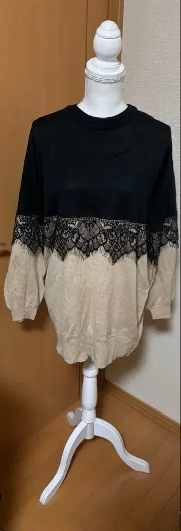 레이스 포함 블랙 베이지 긴팔 니트 L