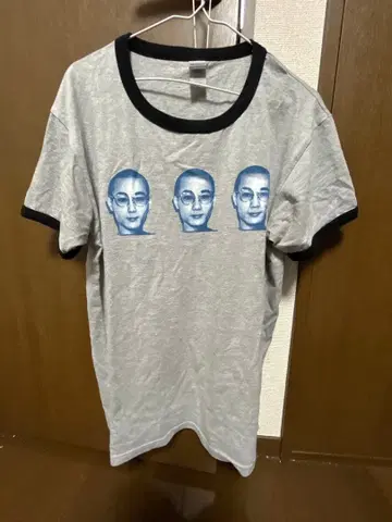 ARAKI 얼굴 프린트 그레이 T셔츠