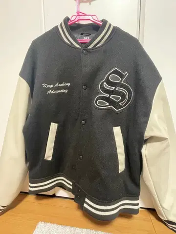 바시티 자켓 블랙과 크림색 자수