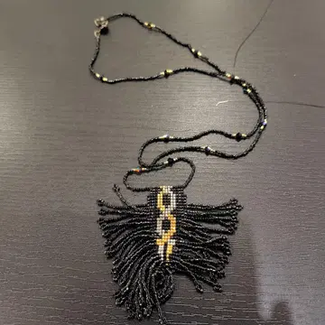 비즈 프린지 목걸이 블랙과 금 악센트