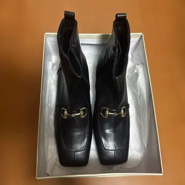 지퍼 달린 블랙 가죽 부츠