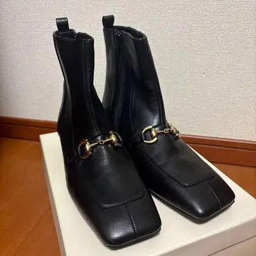 지퍼 달린 블랙 가죽 부츠