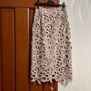 리본 모티브 베이지 타이트 스커트