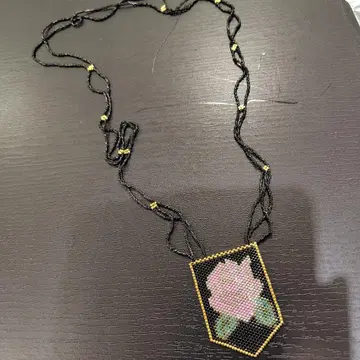 장미 모티브 목걸이