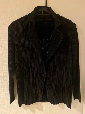 SPECCHIO 블랙 플리츠 디자인 앙상블