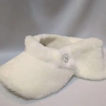 새상품급 아다바트 퍼 소재 바이저 귀도리 포함 화이트