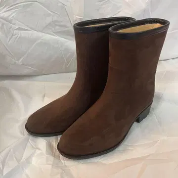 브라운 스웨이드 풍 부츠