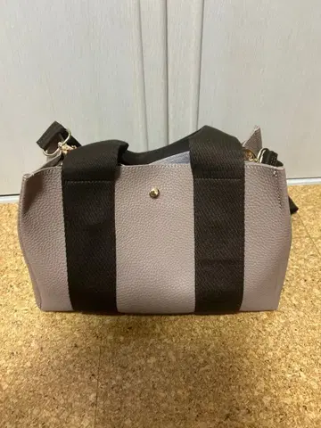 모카와 짙은 갈색의 숄더백