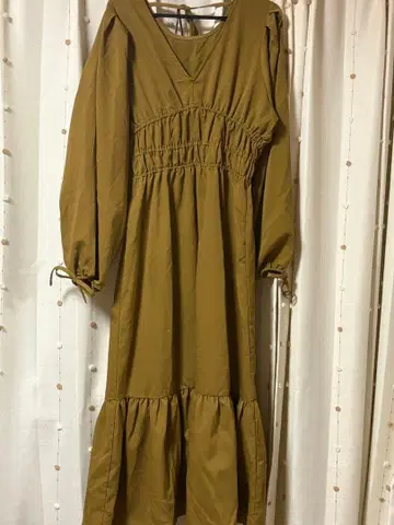 아프레 주르 클레어 올리브 프릴 롱 원피스