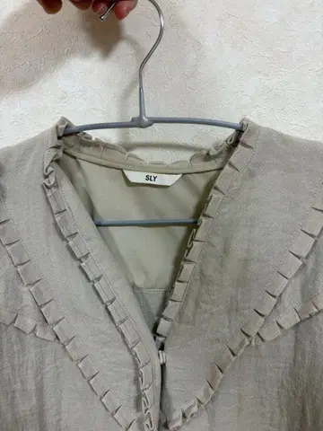 SLY 프릴이 달린 베이지 긴팔 셔츠