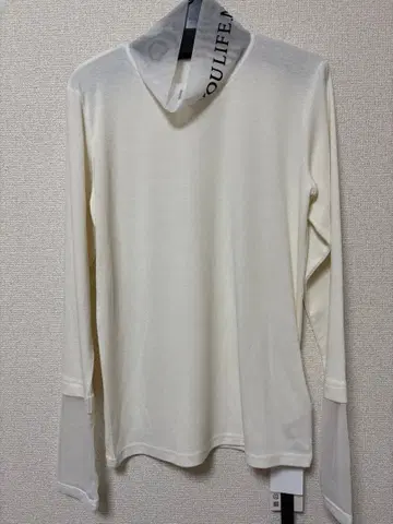 새상품 이번 시즌 에이미 로우 플로키 텍스트 하이넥 상의