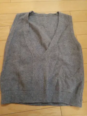 울 그레이 V넥 니트 베스트