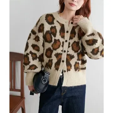 새상품 베이지 [ Discoat ] 레오파드 자카드 니트 가디건