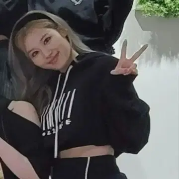 TWICE 4TH 'III' 후드티 사나 지효 채영 착용