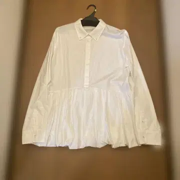 미라 오웬 버튼다운 밑단 벌룬 페플럼 셔츠