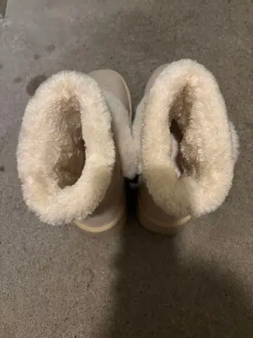 퍼 달린 통굽 어그 부츠 크림색