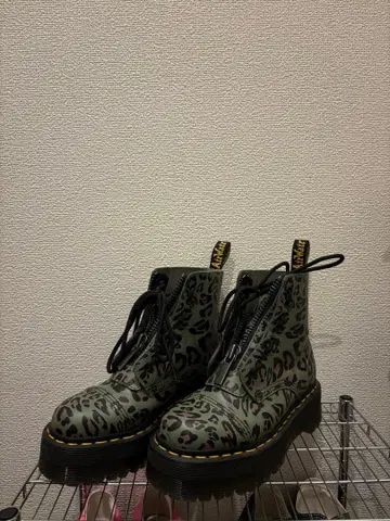 닥터마틴 레오파드 무늬 통굽 부츠