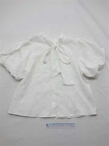 그레일 화이트 리본 포함 반팔 셔츠