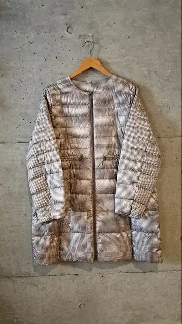 체크 무늬 노카라 다운 자켓