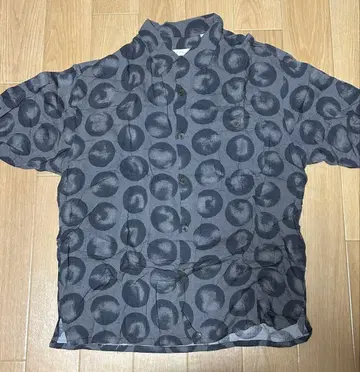 그레이 반팔 셔츠 원형 무늬