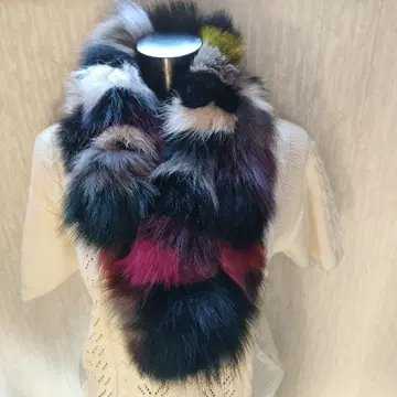 9) 멀티 컬러 퍼 스카프