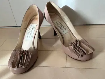 프릴 장식 베이지 가죽 펌프스