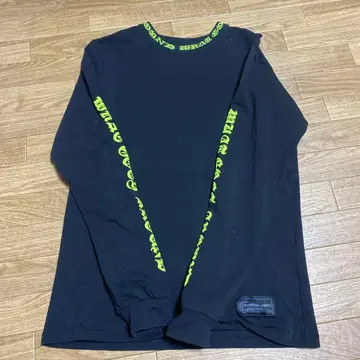 블랙 긴팔 티셔츠 네온 로고